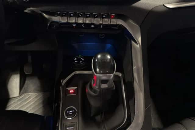Peugeot 3008 (2018) thumbnail 16