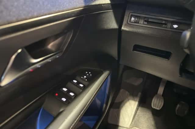 Peugeot 3008 (2018) thumbnail 9