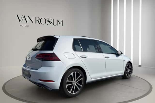 Volkswagen Golf (2018) thumbnail 3