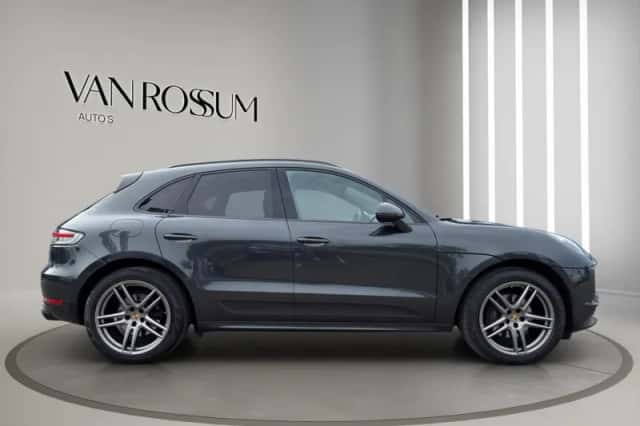 Porsche Macan (2019) thumbnail 2