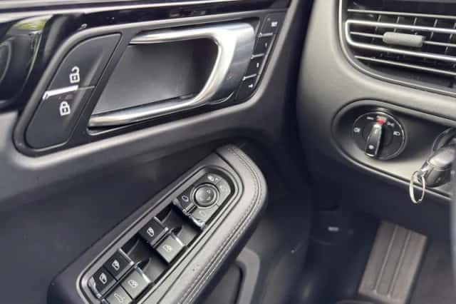 Porsche Macan (2019) thumbnail 11