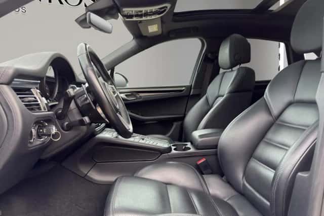 Porsche Macan (2019) thumbnail 12