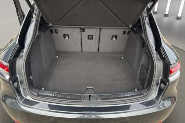 Porsche Macan (2019) thumbnail 16
