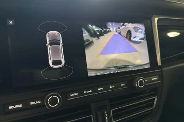 Porsche Macan (2019) thumbnail 26