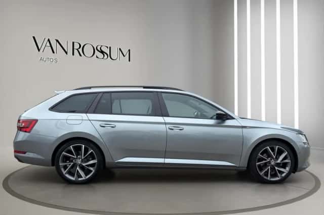 Škoda Superb (2018) thumbnail 2