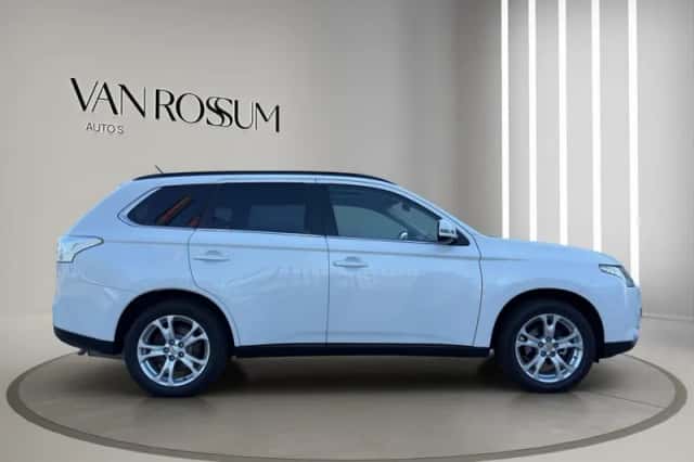Mitsubishi Outlander (2012) thumbnail 2