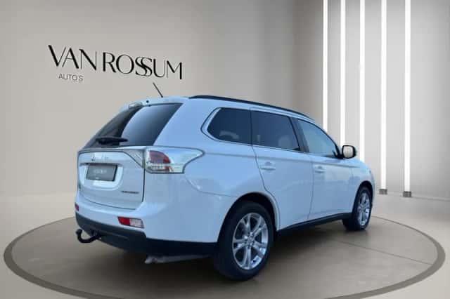 Mitsubishi Outlander (2012) thumbnail 3