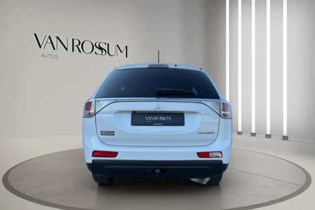 Mitsubishi Outlander (2012) thumbnail 4