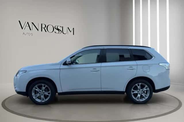 Mitsubishi Outlander (2012) thumbnail 6