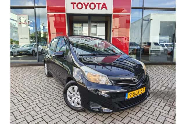 Toyota Yaris (2013) thumbnail 2