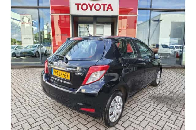 Toyota Yaris (2013) thumbnail 3