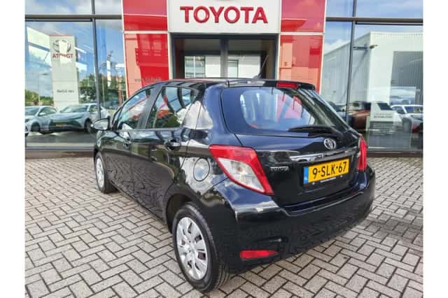 Toyota Yaris (2013) thumbnail 4
