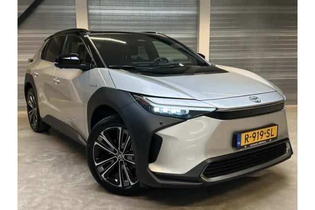 Toyota bZ4X (2022) thumbnail 2