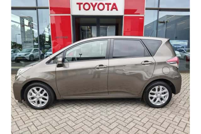 Toyota Verso-S (2015) thumbnail 5
