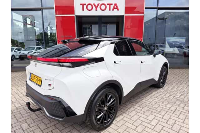 Toyota C-HR (2024) thumbnail 3