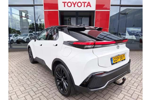 Toyota C-HR (2024) thumbnail 4