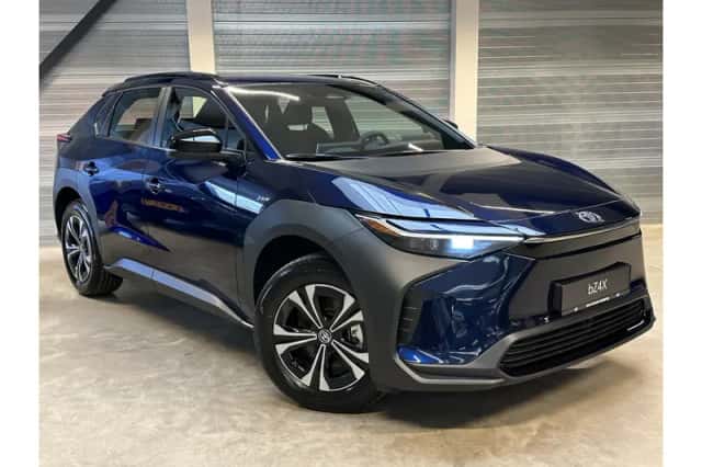 Toyota bZ4X (2025) thumbnail 2