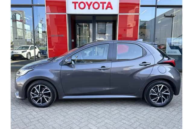 Toyota Yaris (2021) thumbnail 3