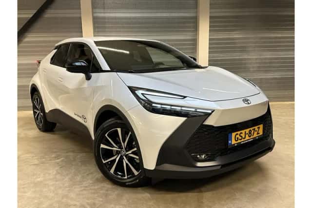 Toyota C-HR (2024) thumbnail 2