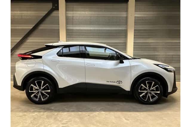 Toyota C-HR (2024) thumbnail 4