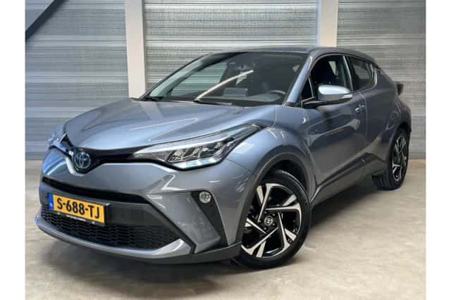 Toyota C-HR (2023) thumbnail 3
