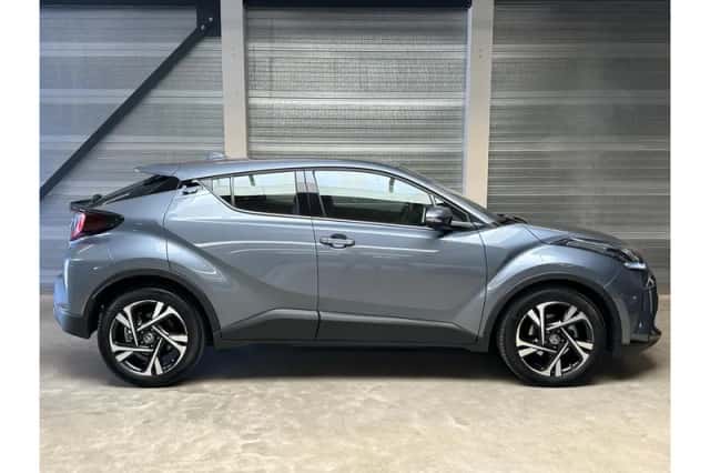 Toyota C-HR (2023) thumbnail 4
