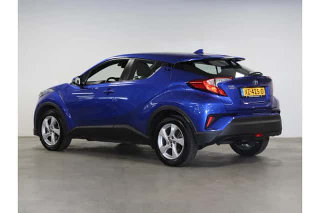 Toyota C-HR (2019) thumbnail 2