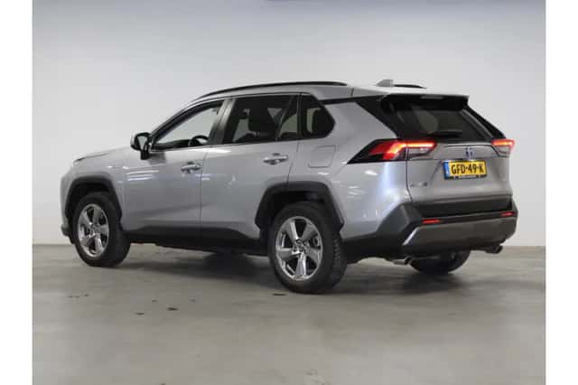 Toyota RAV4 (2021) thumbnail 2