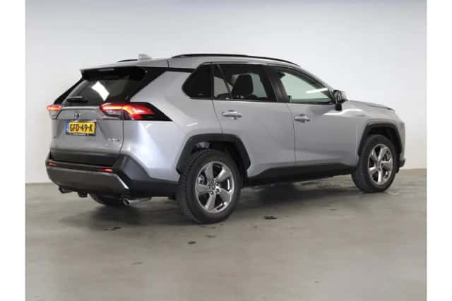 Toyota RAV4 (2021) thumbnail 3