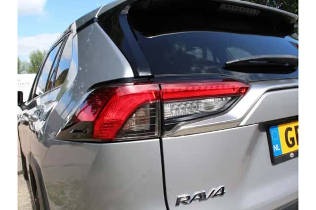Toyota RAV4 (2021) thumbnail 6