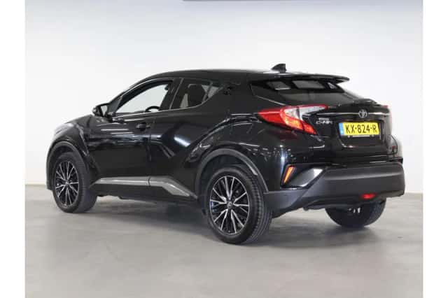 Toyota C-HR (2016) thumbnail 2