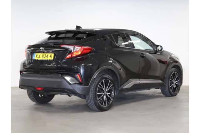 Toyota C-HR (2016) thumbnail 3