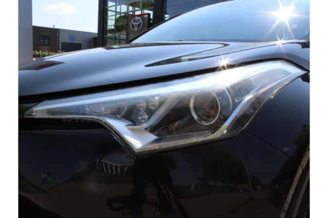 Toyota C-HR (2016) thumbnail 5