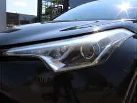 Toyota C-HR (2016) thumbnail 5