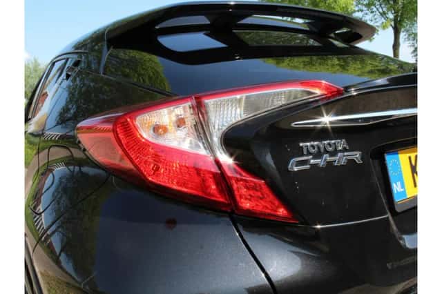 Toyota C-HR (2016) thumbnail 6