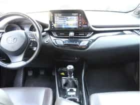 Toyota C-HR (2016) thumbnail 10