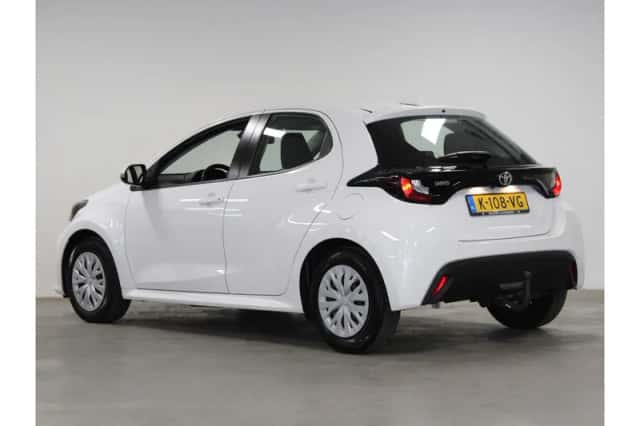 Toyota Yaris (2021) thumbnail 2