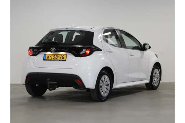 Toyota Yaris (2021) thumbnail 3