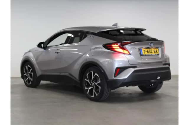 Toyota C-HR (2022) thumbnail 2