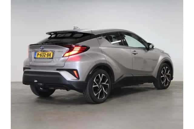 Toyota C-HR (2022) thumbnail 3