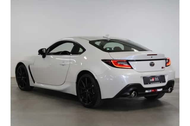 Toyota GR86 (2023) thumbnail 3