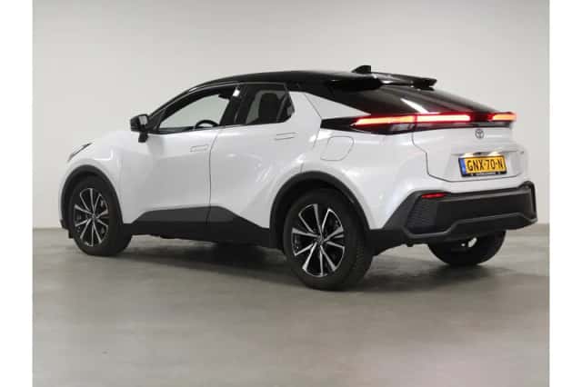 Toyota C-HR (2024) thumbnail 2