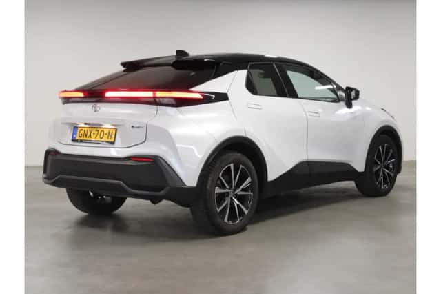 Toyota C-HR (2024) thumbnail 3