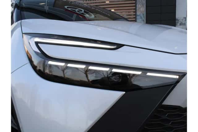 Toyota C-HR (2024) thumbnail 5