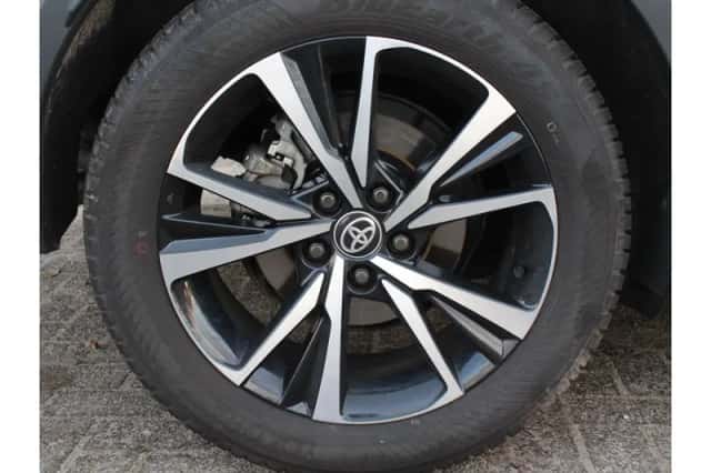 Toyota C-HR (2024) thumbnail 6