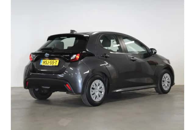 Toyota Yaris (2023) thumbnail 3
