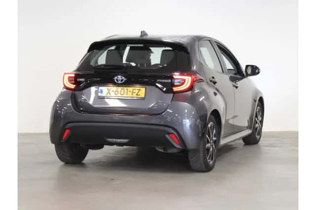 Toyota Yaris (2023) thumbnail 3