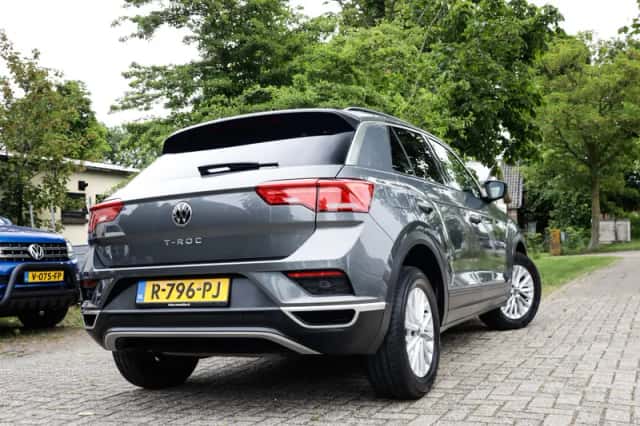 Volkswagen T-Roc (2022) thumbnail 2