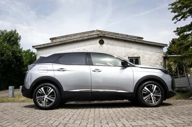 Peugeot 3008 (2022) thumbnail 4