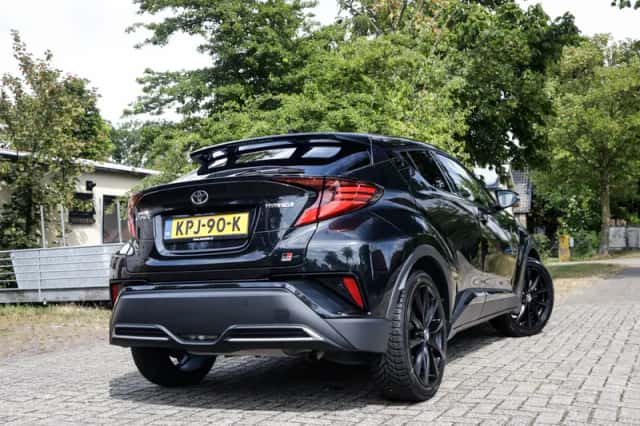 Toyota C-HR (2022) thumbnail 2